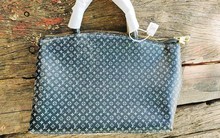 Nhặt rác làm sạch biển, lượm được túi hàng hiệu Louis Vuitton