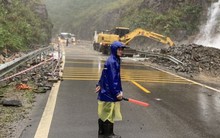 Hàng nghìn m3 đất đá lăn xuống đường vừa được dọn sạch, đèo Khánh Lê lại sạt lở