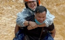 Cô giáo được người dân cõng vượt lũ đến trường, nụ cười trong gian khó "gây bão" mạng xã hội