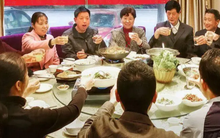 Trong buổi họp lớp, hoàn cảnh của 3 người: học giỏi nhất, học kém nhất và nghịch ngợm nhất khiến mọi người ngạc nhiên và xúc động!