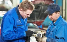 Vì sao giá phụ tùng chính hãng luôn đắt hơn gara ngoài?