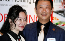 Chân dung ông chủ chuỗi lẩu Haidilao: Từ gã nhà quê thất học, phải vay tiền bạn gái để khởi nghiệp ở tuổi 20 đến khối tài sản gần 6 tỷ USD