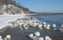 Kỳ lạ hàng ngàn quả bóng tuyết trôi dạt vào bờ biển