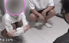 Thuê phòng trọ 3 năm mới biết trong phòng có máy nghe lén, nữ sinh Nhật Bản hoảng hốt khi biết vị trí đặt máy