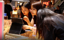 Bỏ qua chứng khoán, bất động sản, GenZ Trung Quốc phát cuồng với phong cách đầu tư kiểu "các cụ": Thanh khoản cao mà an toàn - nhẹ gánh