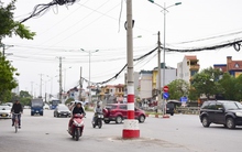 Cột điện mọc lên giữa đường khiến người tham gia giao thông nhiều phen thót tim