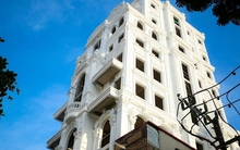 Tòa nhà có nhiều vi phạm trật tự xây dựng của "đại gia" nổi tiếng ngay gần toà 8B Lê Trực?