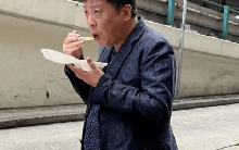 Trở thành tỷ phú nhờ kiên trì mua cổ phiếu giá rẻ: Kết quả đại thắng nhưng vẫn ăn cơm hộp 26 ngàn đồng trên vỉa hè