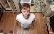 Chàng trai cao 1m80 sống trong căn phòng 8m2, không dùng được bồn tắm vì nội thất quá nhỏ