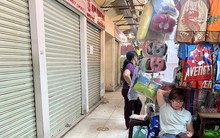 Lạ thường khu chợ tiểu thương chỉ biết ngồi... lướt mạng