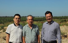 Sau cú bắt tay chiến lược, Bầu Đức dắt đoàn LPBank đi thăm CLB bóng đá, vườn chuối, vườn sầu riêng... của Hoàng Anh Gia Lai