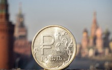 Đồng rúp gây bất ngờ khi tiếp tục mạnh lên