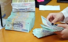 Vì sao rút tiền ngân hàng đừng rời đi ngay?