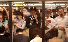 Đằng sau một thế hệ thạc sĩ nghỉ việc đi bán cafe, nhân viên văn phòng chọn làm bảo vệ