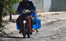 Người dân ven sông Lừ khổ sở vì đường xá vỡ nát, ô nhiễm do dự án tạm dừng