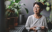 Về già thì chi tiêu tiền của mình thế nào cho hợp lý? Cách làm của hai bà mẹ U80 này rất đáng học hỏi!