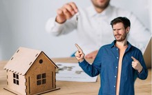 Chuyển khoản đặt cọc thuê nhà online hơn 100 triệu đồng, tới nhận nhà hóa ra địa chỉ ma, cảnh sát vào cuộc triệt phá ổ lừa đảo, trả lại tiền cho nạn nhân