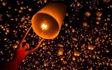 Bất ngờ hủy 160 chuyến bay để… thả đèn trời