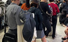 Vạ vật, xếp hàng cả tiếng đồng hồ mua đồ hiệu giảm giá Black Friday ở Hà Nội