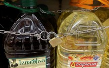 Trộm cắp tăng vọt, các siêu thị Tây Ban Nha khóa từng chai dầu ô liu