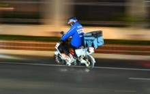 Cử nhân đại học danh tiếng đi làm shipper, hàng xóm chê cười: 4 năm sau ‘áo gấm về làng’, lương thưởng gần 2 tỷ đồng/năm