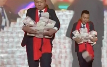 Trúng số độc đắc, người đàn ông có hành động đi vào lòng hội chị em, được dân mạng vỗ tay rần rần