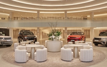 Sướng như người mua Land Rover tại Việt Nam: Xem nghệ thuật, lên cấu hình, chốt đơn từ trên cao, có quầy bar riêng phục vụ