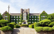 Bảo mẫu, người giúp việc đi học đại học