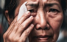 Cụ bà 80 tuổi dẫn "cháu trai" đi rút tiền: Quan hệ thực sự của cả hai bị vạch trần khiến tất cả ngỡ ngàng