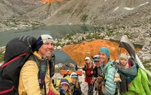 Ôm cả 5 đứa con nhỏ xíu đi leo núi nguy hiểm, cặp vợ chồng viết nên câu chuyện khiến thế giới trầm trồ