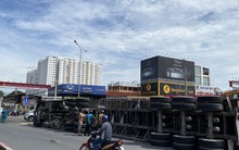 CLIP: Container ngã nhào xuống đường, kẹt xe kéo dài dưới trời nắng