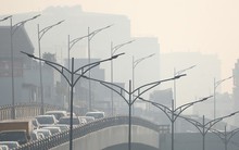 Hà Nội nắng chói chang nhưng vẫn mịt mù trong bụi mịn như sương