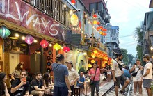 Khách 'thông chốt', cà phê đường tàu đông như chưa từng có lệnh cấm