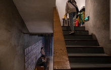 Bên trong nhà nghỉ giá rẻ, ở ghép cùng 4 người/đêm của người trẻ thất nghiệp và nỗi lo: "Tại sao thị trường việc làm khắc nghiệt thế?"