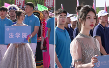 Nữ sinh cầm biển ở hội thao bỗng thành mỹ nhân toàn MXH săn lùng: Lướt qua 1 giây thôi mà xao xuyến một hồi