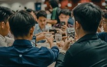 Vì sao nhiều người không nói chuyện trong nhóm lớp cũ, không đi họp lớp nhưng cũng không rời nhóm trò chuyện?