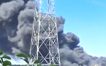 Biển lửa nhấn chìm công ty mút xốp, cột khói cao hàng chục mét