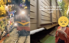 Phố cà phê đường tàu Hà Nội vẫn rất nhộn nhịp, trở thành điểm check-in bất chấp lệnh cấm