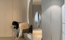 Căn nhà 45m2 nhưng có đến 2 phòng ngủ, dùng nội thất đen trắng khiến không gian rộng bất ngờ