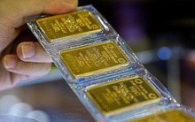 Vừa lập đỉnh mới được vài giờ đồng hồ, giá vàng SJC lại quay đầu lao dốc