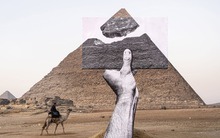 Kim tự tháp đầu tiên ở Ai Cập được xây dựng khi nào?