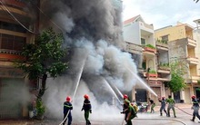 Cháy lớn tại một cửa hàng bán nệm, vải rèm giữa phố biển Quy Nhơn