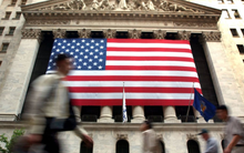 Việc làm Mỹ bất ngờ giảm hơn một nửa, thị trường xanh rực: FED có còn động lực tăng lãi suất vào tháng sau?