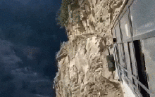 Tỷ phú Ấn Độ sửng sốt với tuyến xe buýt nguy hiểm nhất thế giới: Một bên là vực sâu, một bên là vách núi dựng đứng