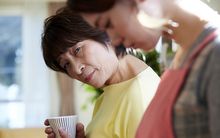 Mẹ chồng U80 sống chung 10 năm không góp tiền ăn, bà vừa qua đời, con dâu sốc khi nhận thông báo lạ từ ngân hàng