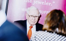 'Núi' tiền mặt của Berkshire Hathaway tăng kỷ lục lên  gần 160 tỷ USD nhờ hưởng lợi từ việc Fed mạnh tay tăng lãi suất