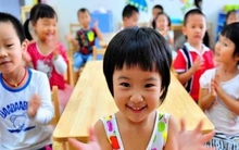 Con gái không bao giờ có mặt trong bức ảnh lớp, mẹ nhẹ nhàng nói 1 câu với cô giáo mà được nhận xét: EQ cao quá!