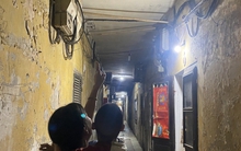 Bên trong khu tập thể cũ nát ở Hà Nội, cứ mưa là dột, nước dềnh ngập nhà