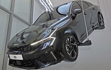 Xem thực tế Kia K5 2024 trước khi về Việt Nam: Thiết kế cầu kỳ hơn, nội thất thay 2 màn hình cong lớn