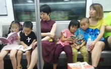 Một bức ảnh trên tàu điện ngầm viral rần rần, 2 phong cách giáo dục kinh điển được tái hiện